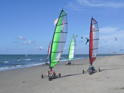 Kiteboarden op het strand